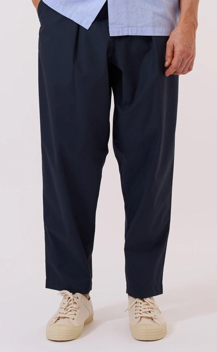 UNIVERSAL WORKS PLEATED TRACK PANT TWILL - NAVY